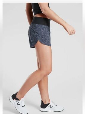 Athleta run with it running shorts black patterned medium